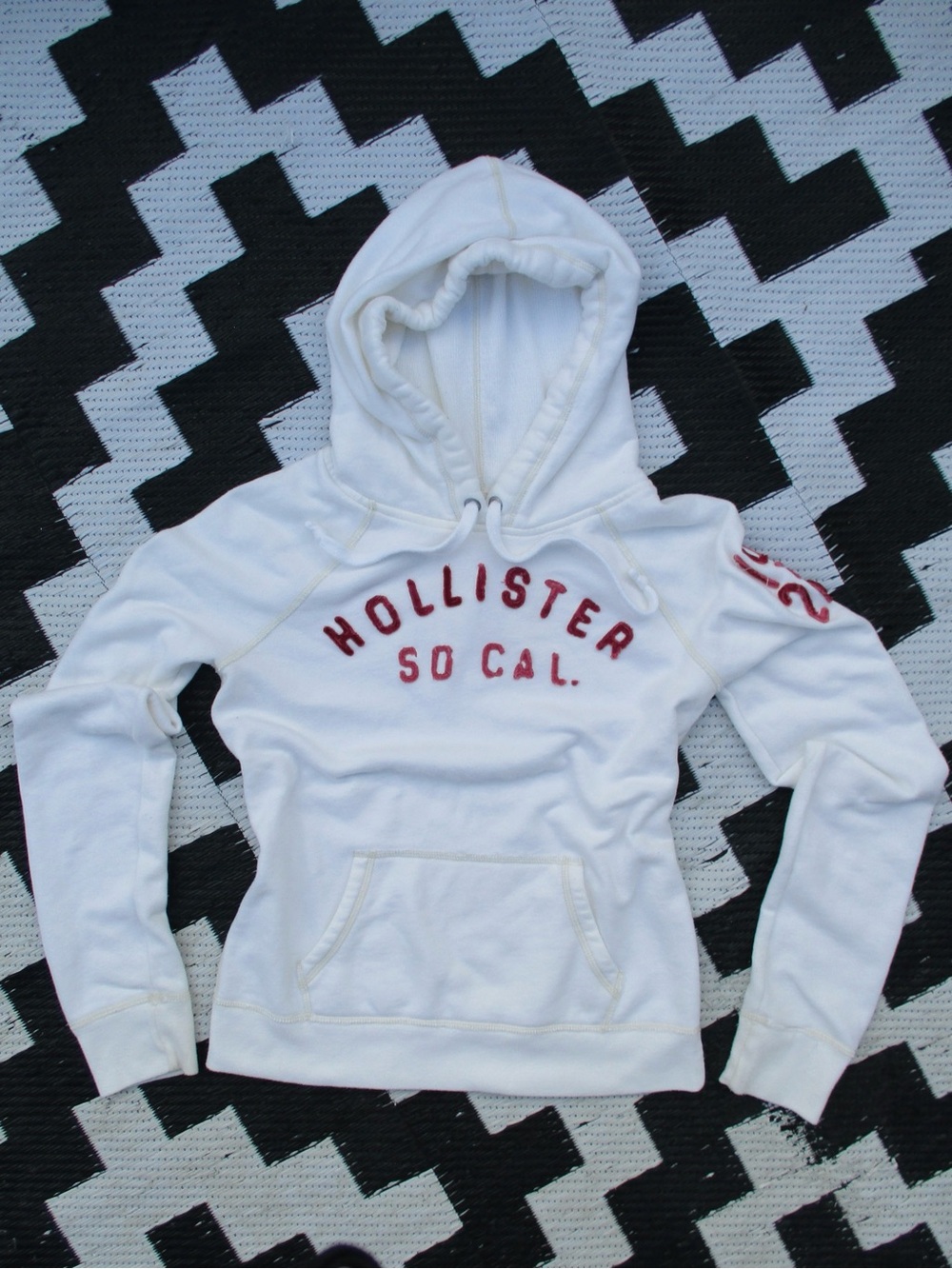Hollister White Pullover Hoodie with Red 'HOLLISTER SO CAL' Embroidery